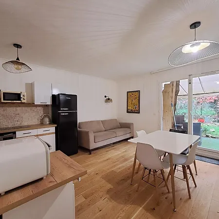 Avec Jardin Apartment *